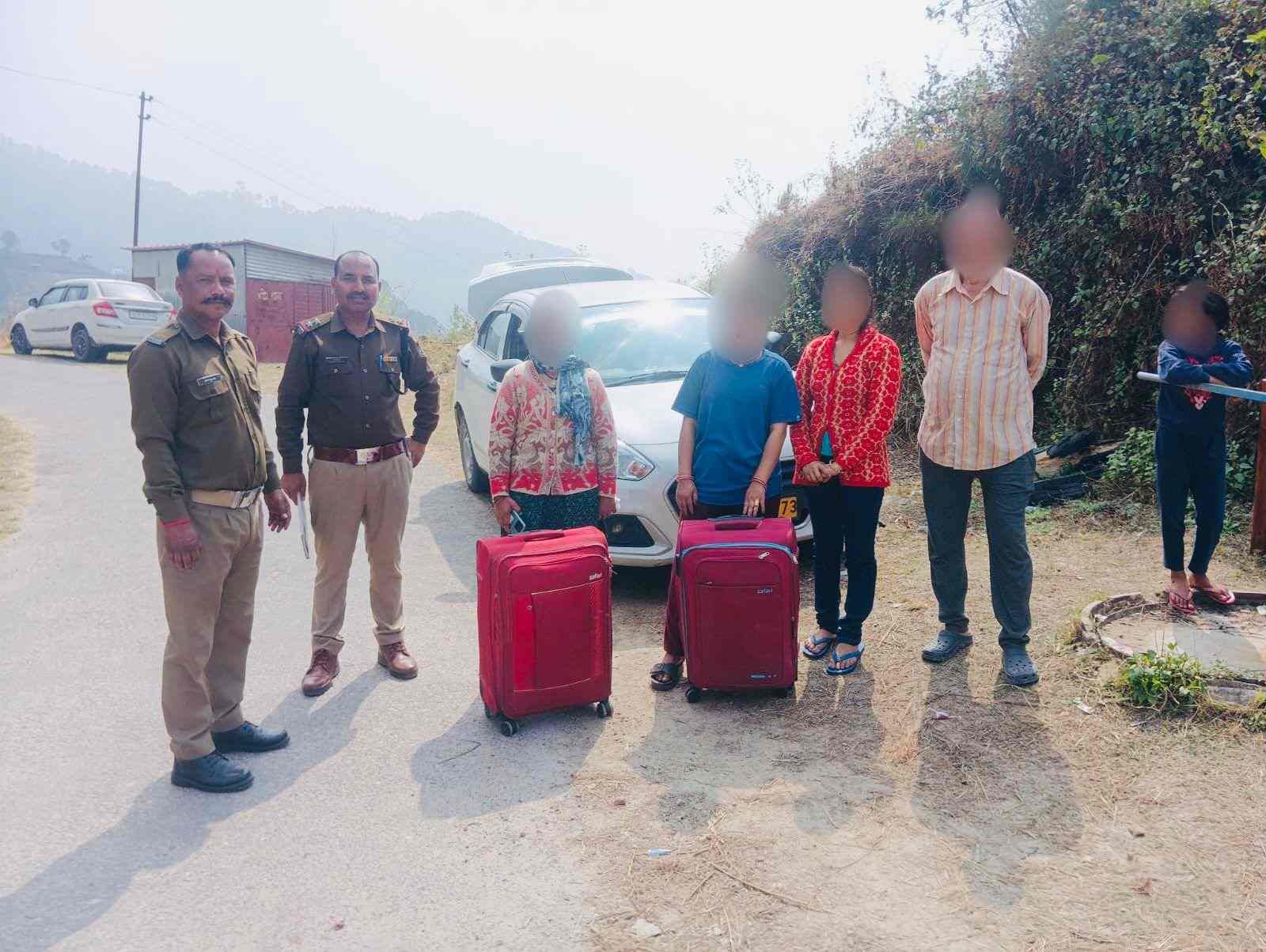 लाल सूटकेस की उलझन सुलझी, सोमेश्वर पुलिस ने आभूषण सहित बरामद कर लौटाया सामान
