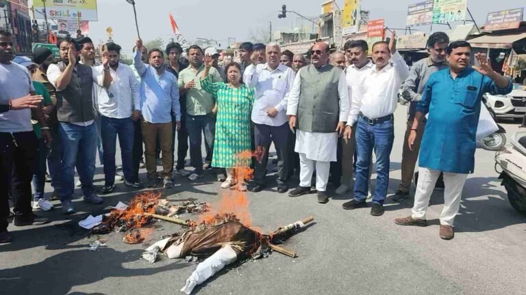 रसोई गैस व पेट्रोल-डीजल की बढ़ती कीमतों के खिलाफ यूथ कांग्रेस का प्रदर्शन, प्रेमनगर चौराहे पर फूंका सरकार का पुतला