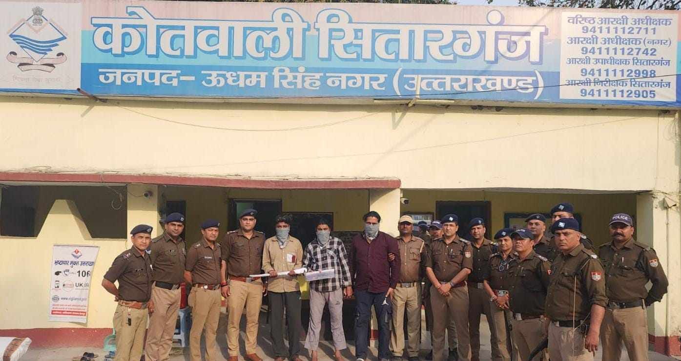 लूट और पुलिस टीम पर फायरिंग करने वाले तीन बदमाश गिरफ्तार, अवैध तमंचा बरामद