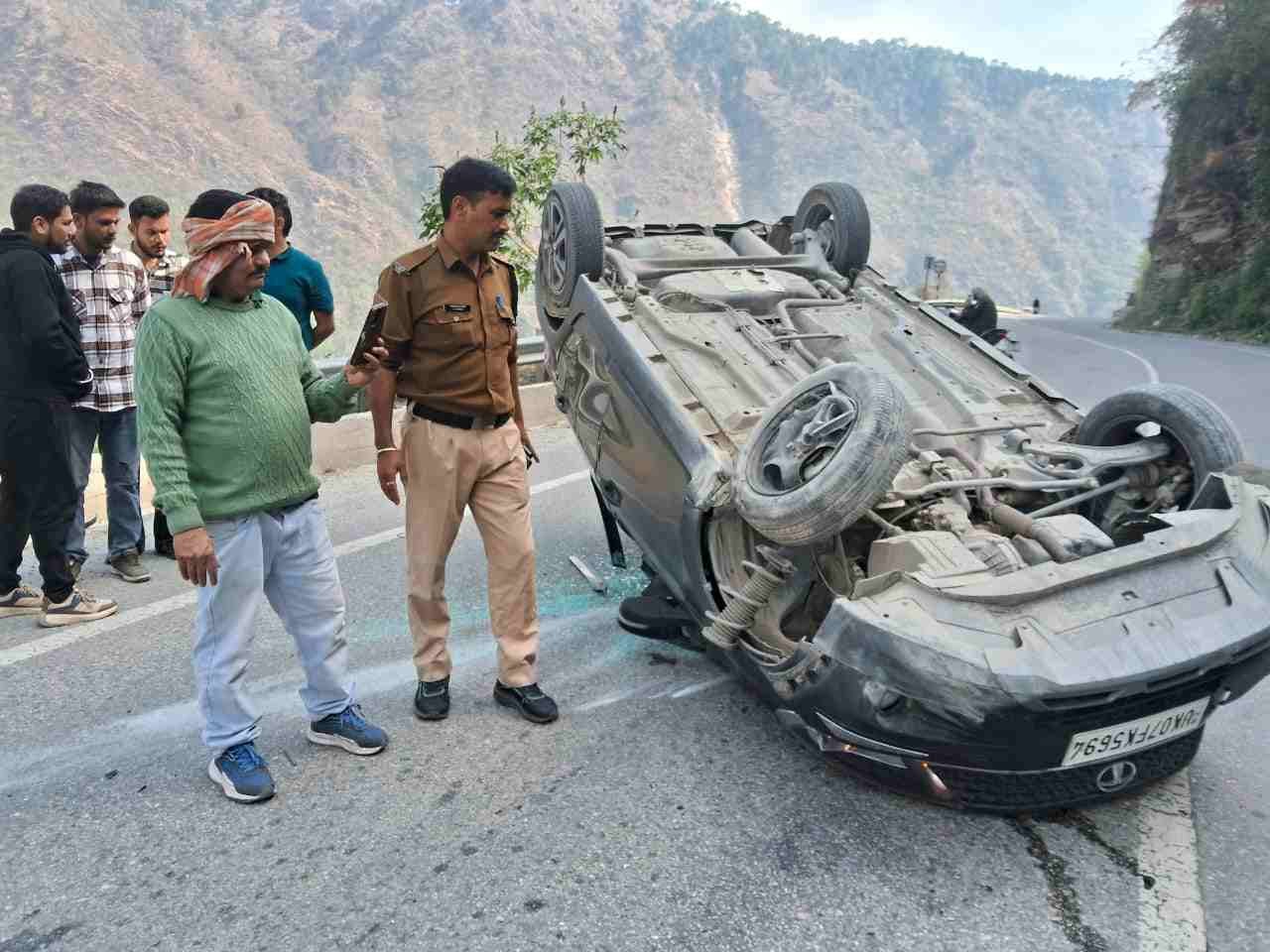 घोलतीर के पास हाईवे पर पलटी कार, रुद्रप्रयाग पुलिस ने तत्परता से चालक को सुरक्षित निकाला