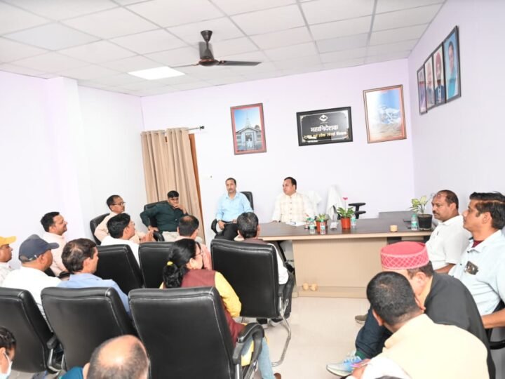 हल्द्वानी मीडिया सेंटर में पत्रकारों से मिले संयुक्त निदेशक के.एस. चौहान, समस्याओं के समाधान का दिया आश्वासन