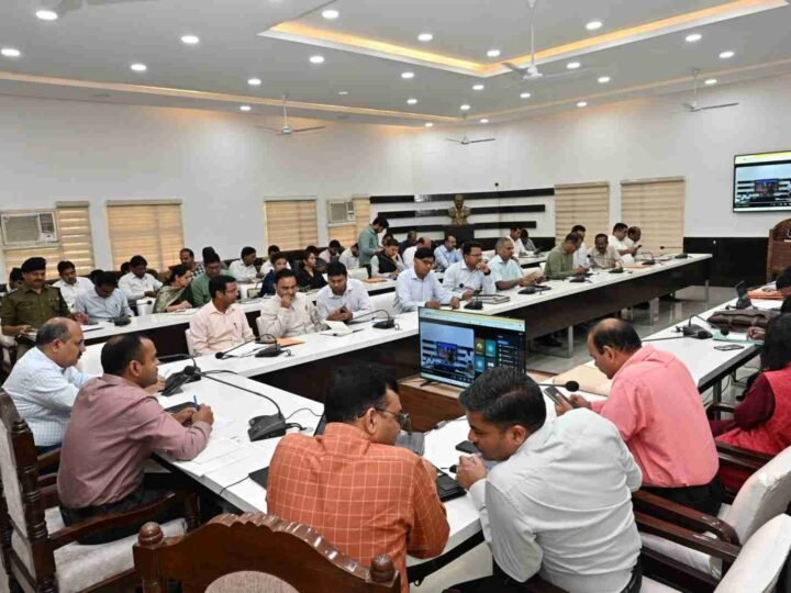 सीएम हेल्पलाइन शिकायतों पर डीएम मयूर दीक्षित सख्त, 10 से अधिक लंबित शिकायत वाले विभागों को 3 दिन में निस्तारण के निर्देश