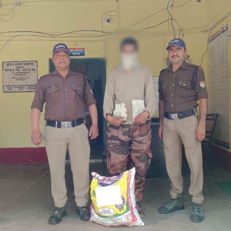 रुद्रप्रयाग पुलिस की सख्ती: चेकिंग के दौरान स्कूटी से अवैध शराब बरामद, एक अभियुक्त गिरफ्तार