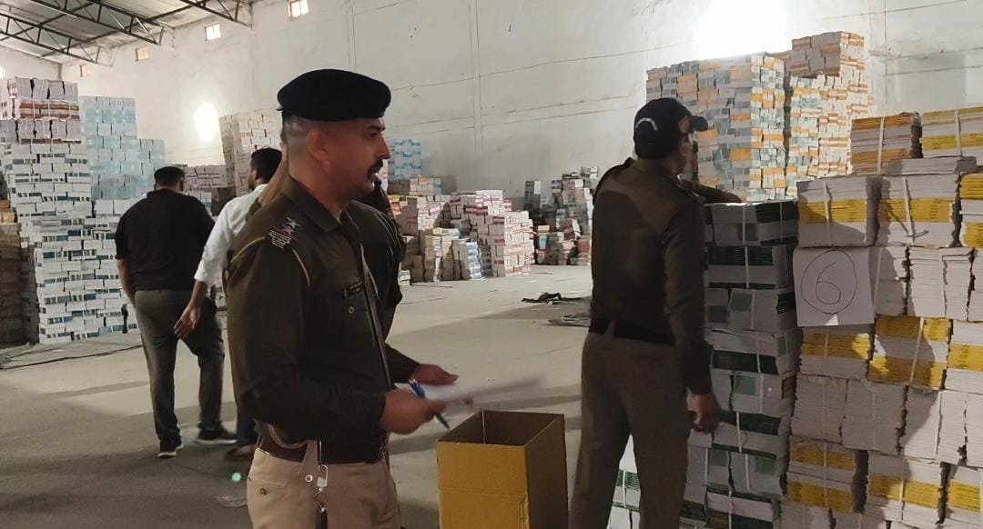 रुद्रपुर में ट्रक और गोदाम से एनसीईआरटी की संदिग्ध किताबों का जखीरा बरामद, पुलिस जांच जारी