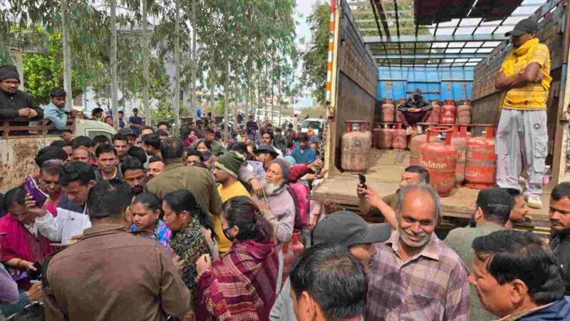 प्रशासन के आदेशों की अवहेलना पर गैस एजेंसी के सिलेंडर जब्त, एजेंसी स्वामी के खिलाफ मुकदमा दर्ज