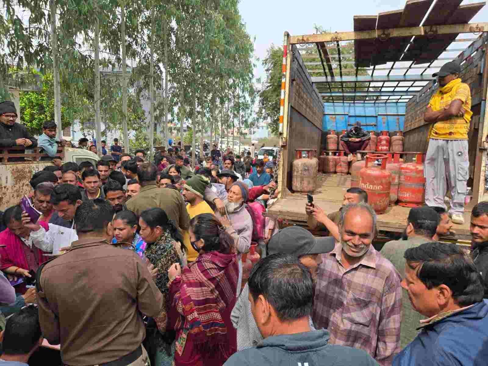 प्रशासन के आदेशों की अवहेलना पर गैस एजेंसी के सिलेंडर जब्त, एजेंसी स्वामी के खिलाफ मुकदमा दर्ज