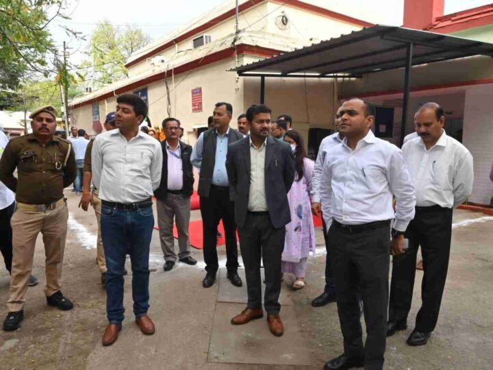 तहसील रूड़की में लम्बित वादों के त्वरित निस्तारण के निर्देश, डीएम ने किया निरीक्षण