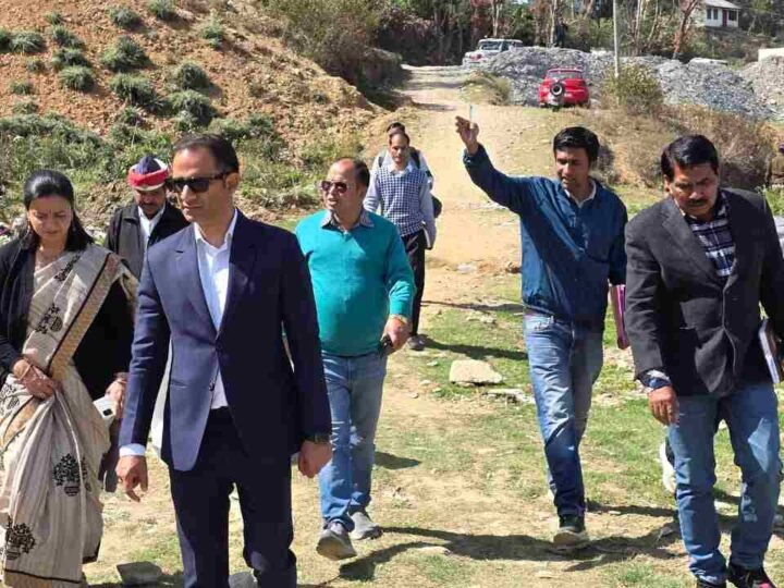 पिथौरागढ़ में निर्माण कार्यों का डीएम ने किया निरीक्षण, धीमी प्रगति पर जताई नाराजगी