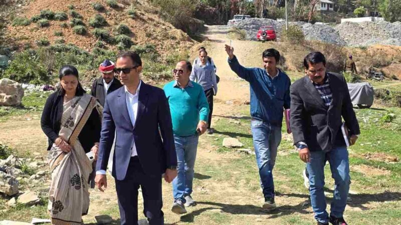 पिथौरागढ़ में निर्माण कार्यों का डीएम ने किया निरीक्षण, धीमी प्रगति पर जताई नाराजगी