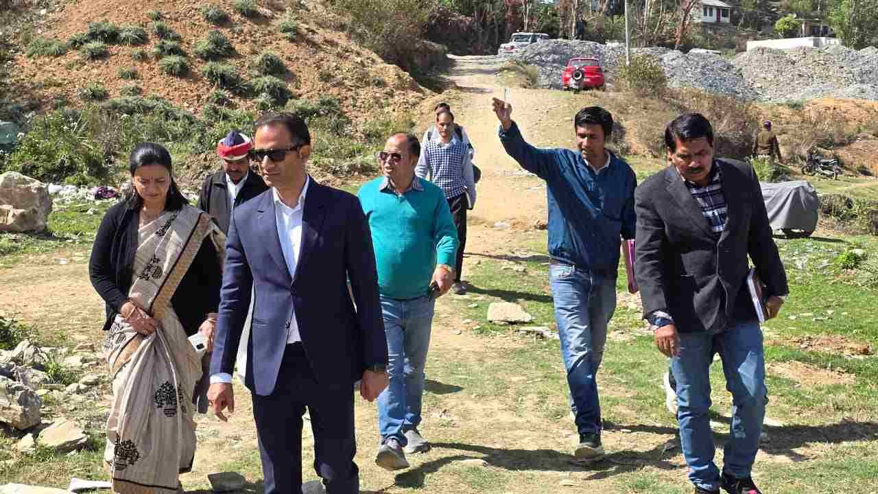 पिथौरागढ़ में निर्माण कार्यों का डीएम ने किया निरीक्षण, धीमी प्रगति पर जताई नाराजगी