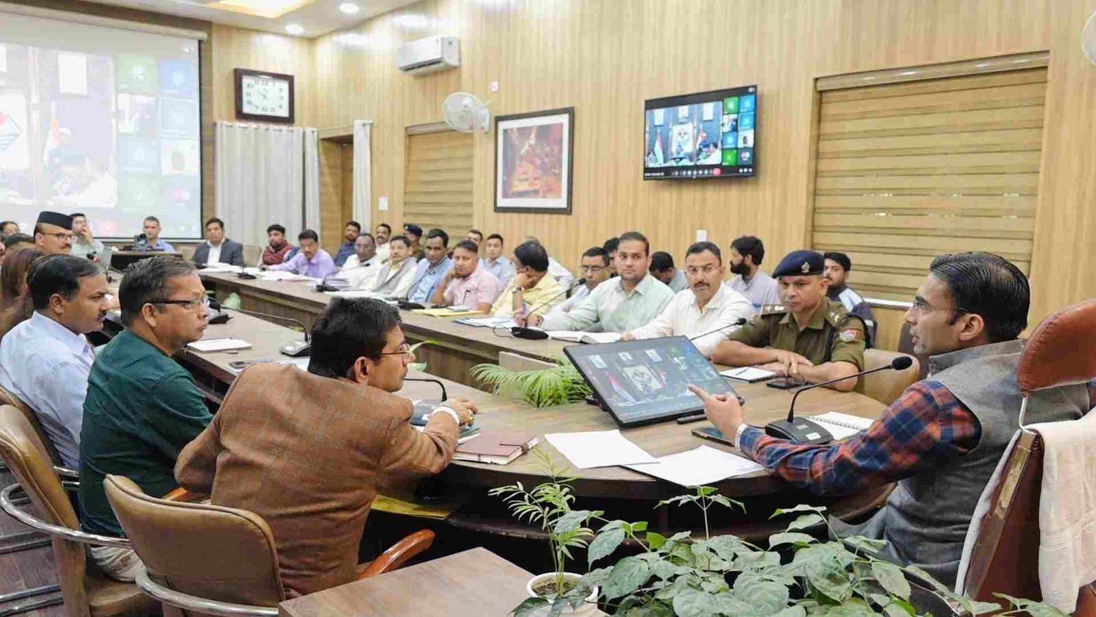 देहरादून में गैस कालाबाजारी पर सख्त कार्रवाई बैकलॉग एंट्री आज ही अपडेट करने के निर्देश; 5 मुकदमे दर्ज, 3 आरोपी जेल भेजे गए