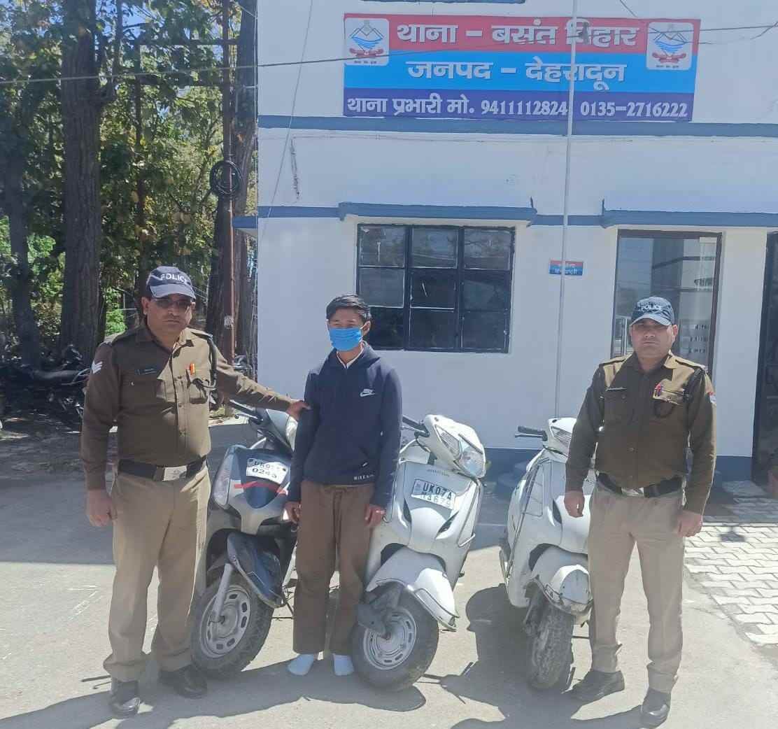 बसंत विहार में वाहन चोरी का खुलासा,जेल से छूटते ही फिर सक्रिय हुआ आरोपी ,शातिर चोर गिरफ्तार, तीन स्कूटी बरामद