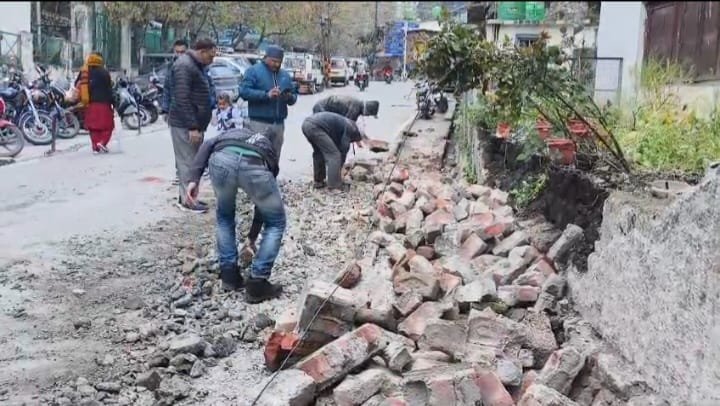 नैनीताल में जर्जर स्कूल की दीवार गिरी, बड़ा हादसा टला