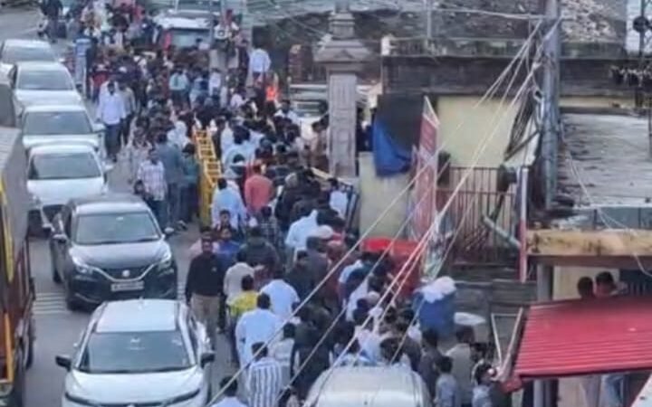 कैची धाम में श्रद्धालुओं की भीड़ से लगा भीषण जाम, घंटों फंसे रहे यात्री