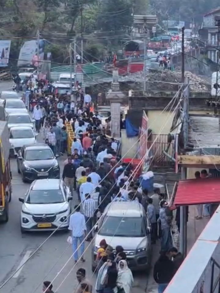 कैची धाम में श्रद्धालुओं की भीड़ से लगा भीषण जाम, घंटों फंसे रहे यात्री