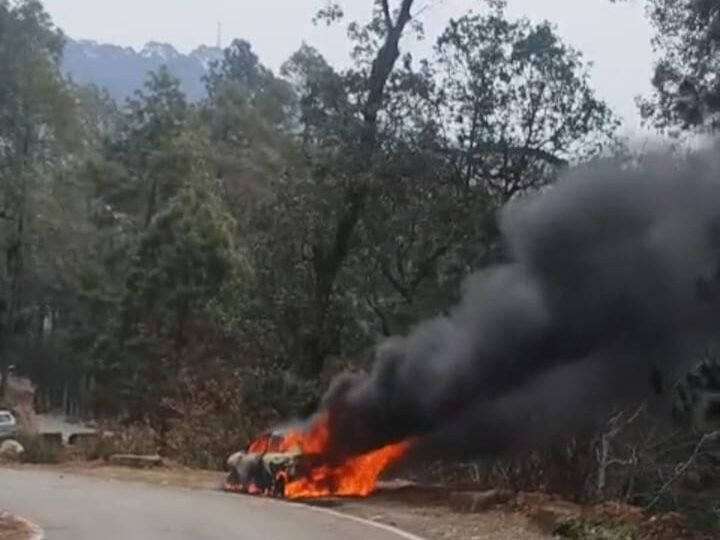 कैची धाम में खड़ी कार में लगी आग, पर्यटक की नई गाड़ी जलकर खाक, जनहानि टली
