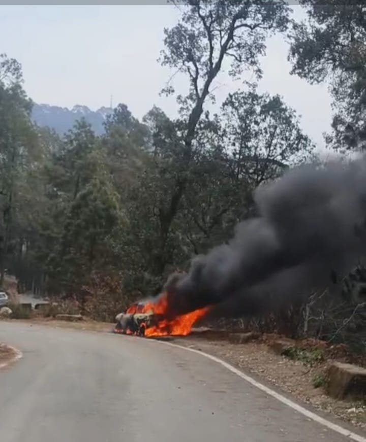 कैची धाम में खड़ी कार में लगी आग, पर्यटक की नई गाड़ी जलकर खाक, जनहानि टली