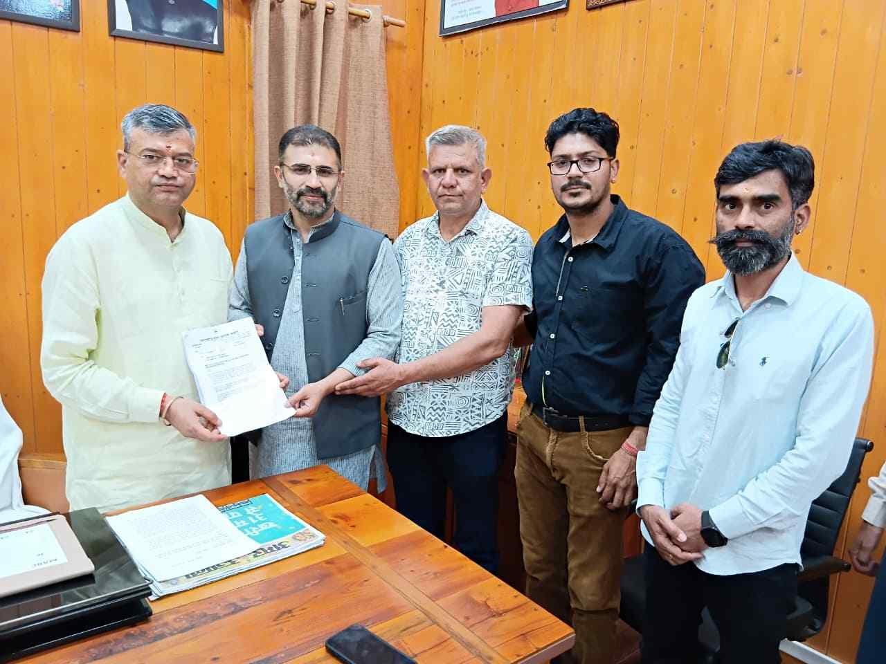 पटेलनगर की समस्याओं को लेकर कांग्रेस प्रतिनिधिमंडल की मेयर से मुलाकात, स्पीड ब्रेकर व सफाई व्यवस्था सुधारने की मांग