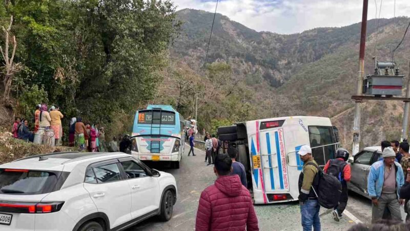 केमू बस व बोलोरो के टक्कर से बस सड़क पर पलटी एक मौत 8 घायल हो गये।
