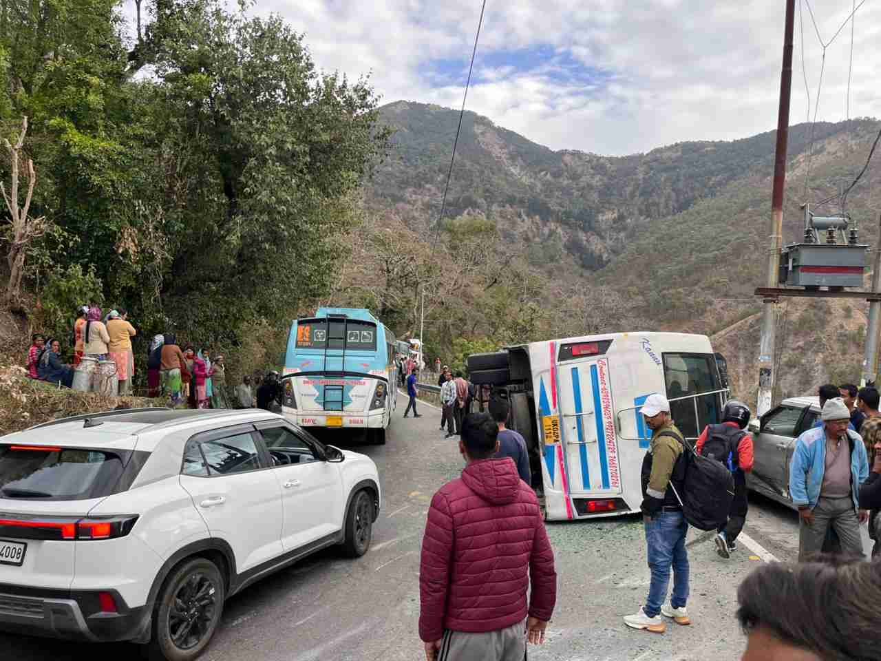 केमू बस व बोलोरो के टक्कर से बस सड़क पर पलटी एक मौत 8 घायल हो गये।