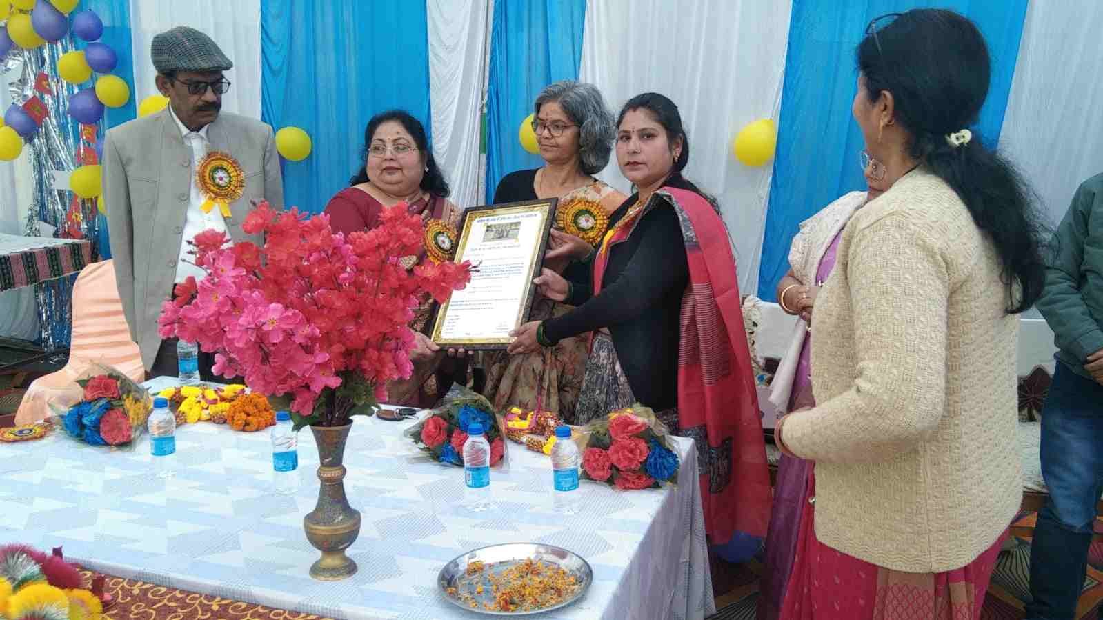 शिक्षिका नजुमस जावेद 30 वर्ष अध्यापन्न कार्य कर हुई सेवानिवृत्त साथ ही तमाम शिक्षकों दी भावभीनी विदाई