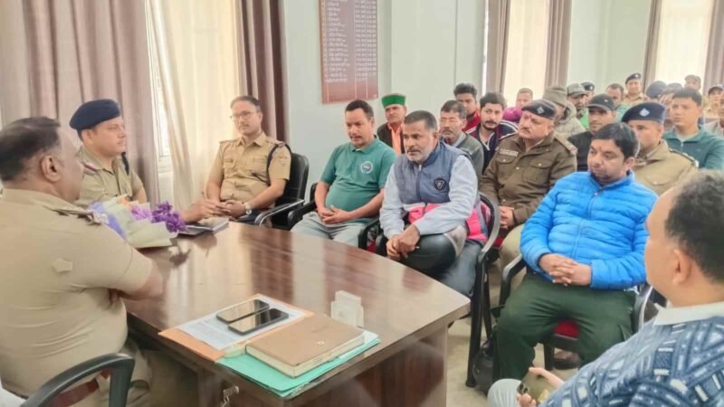 उत्तरकाशी में प्रभारी कोतवाली दिनेश कुमार ने होटल-रेस्टोरेंट संचालकों के साथ की बैठक, चारधाम यात्रा व्यवस्थाओं पर फोकस