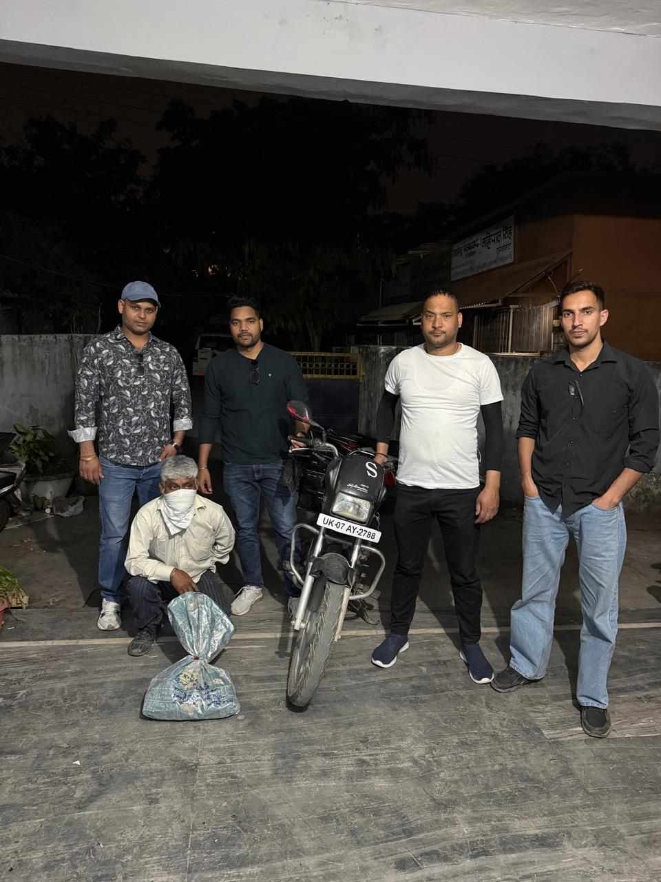 ऋषिकेश में शराब की होम डिलीवरी करते आरोपी गिरफ्तार, बड़ी मात्रा में अवैध शराब बरामद