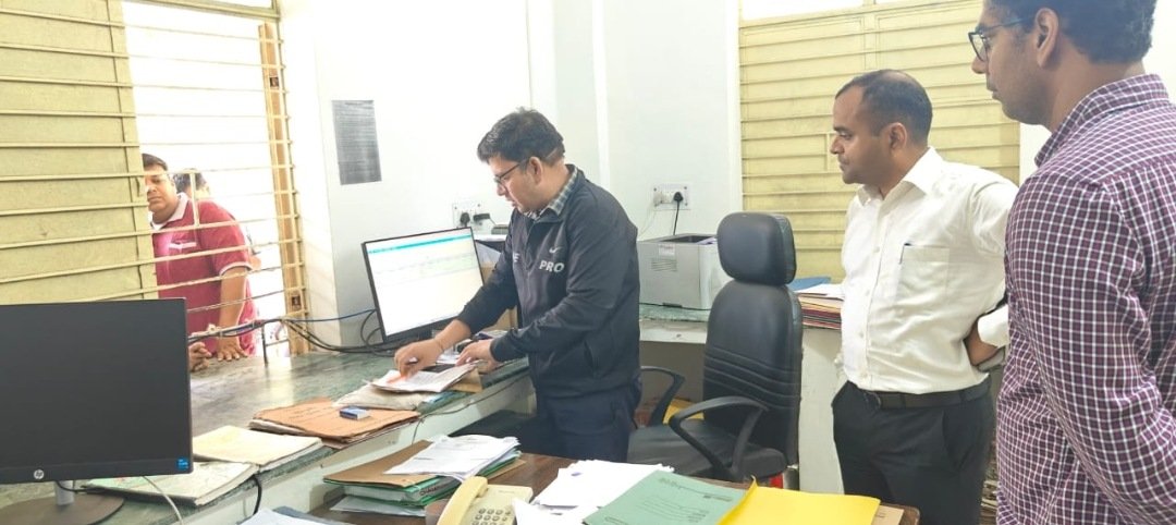 जिलाधिकारी मयूर दीक्षित का एआरटीओ कार्यालय हरिद्वार में औचक निरीक्षण, आमजन की समस्याओं के त्वरित समाधान के दिए निर्देश