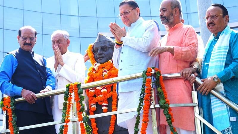 सीएम धामी ने हेमवती नंदन बहुगुणा की 107वीं जयंती पर दी श्रद्धांजलि