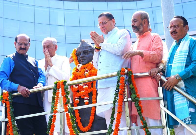 सीएम धामी ने हेमवती नंदन बहुगुणा की 107वीं जयंती पर दी श्रद्धांजलि