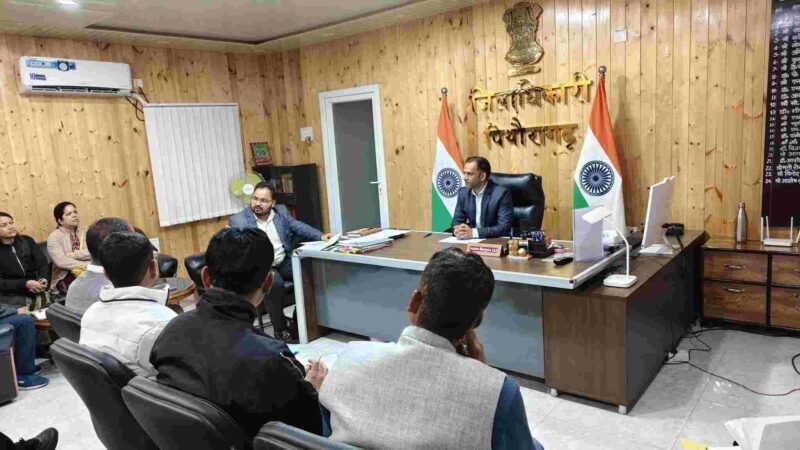 पिथौरागढ़ में गैस वितरण व्यवस्था पर सख्ती, बिना ऑनलाइन बुकिंग सिलेंडर देने पर रोक