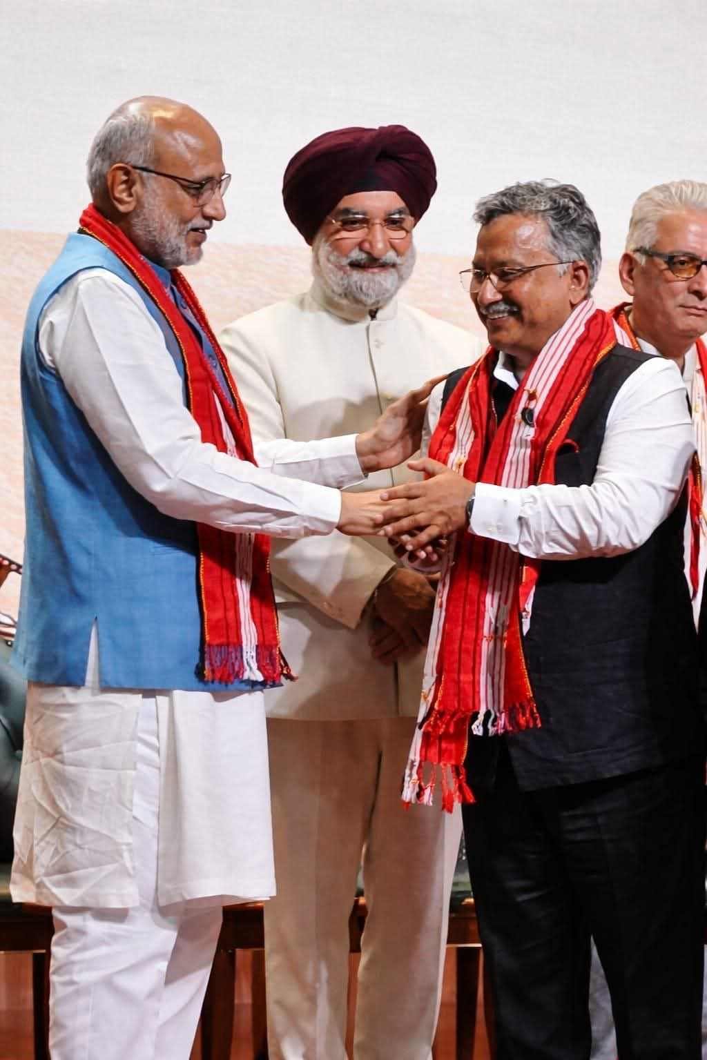 उपराष्ट्रपति सी.पी. राधाकृष्णन ने यूकॉस्ट महानिदेशक प्रो. दुर्गेश पंत को किया सम्मानित