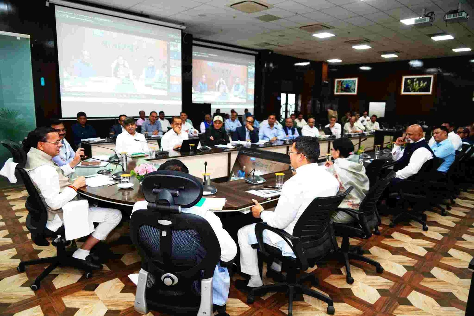 सीएम धामी की सख्ती: 20 दिन में जारी हों लंबित घोषणाओं के जीओ, विकास कार्यों में तेजी के निर्देश