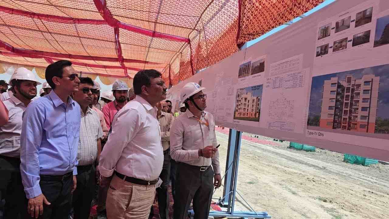 किच्छा में निर्माणाधीन सैटेलाइट एम्स का मुख्य सचिव ने किया निरीक्षण, जुलाई तक कार्य पूरा करने के निर्देश