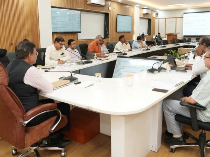 वन संसाधन प्रबंधन पर मुख्य सचिव सख्त, अखरोट योजना व लैंडस्लाइड नियंत्रण पर मांगी रिपोर्ट