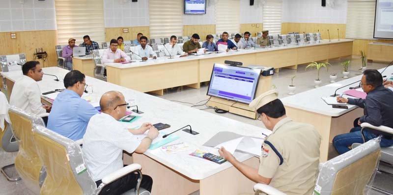 सीएम हेल्पलाइन शिकायतों पर सख्ती, 30 दिन से लंबित मामलों के निस्तारण को जिलाधिकारी गौरव कुमार के निर्देश