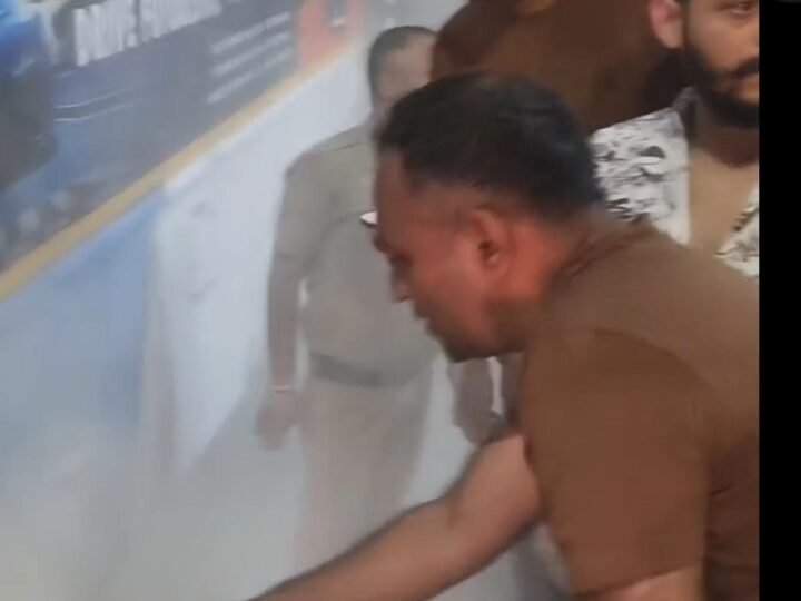 खाकी की सतर्कता से टला बड़ा हादसा: एसएसपी नैनीताल ने चलती रोडवेज बस रुकवाकर बुझाई आग, 10 यात्री