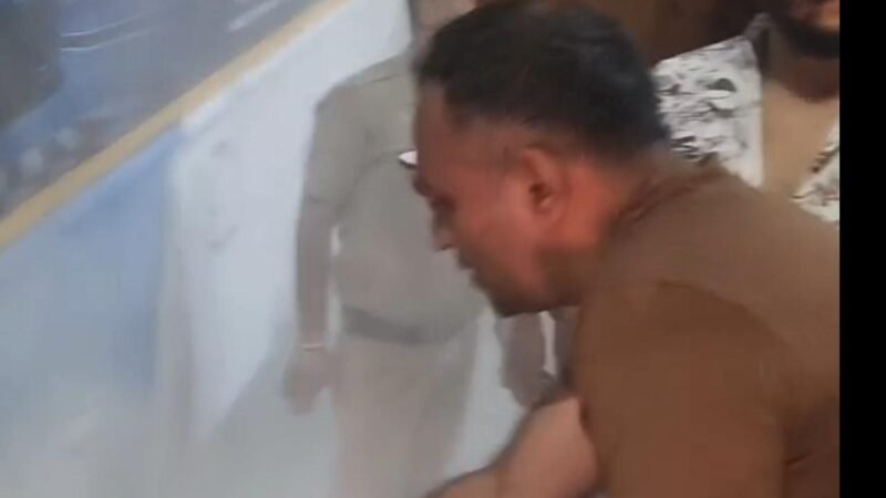 खाकी की सतर्कता से टला बड़ा हादसा: एसएसपी नैनीताल ने चलती रोडवेज बस रुकवाकर बुझाई आग, 10 यात्री