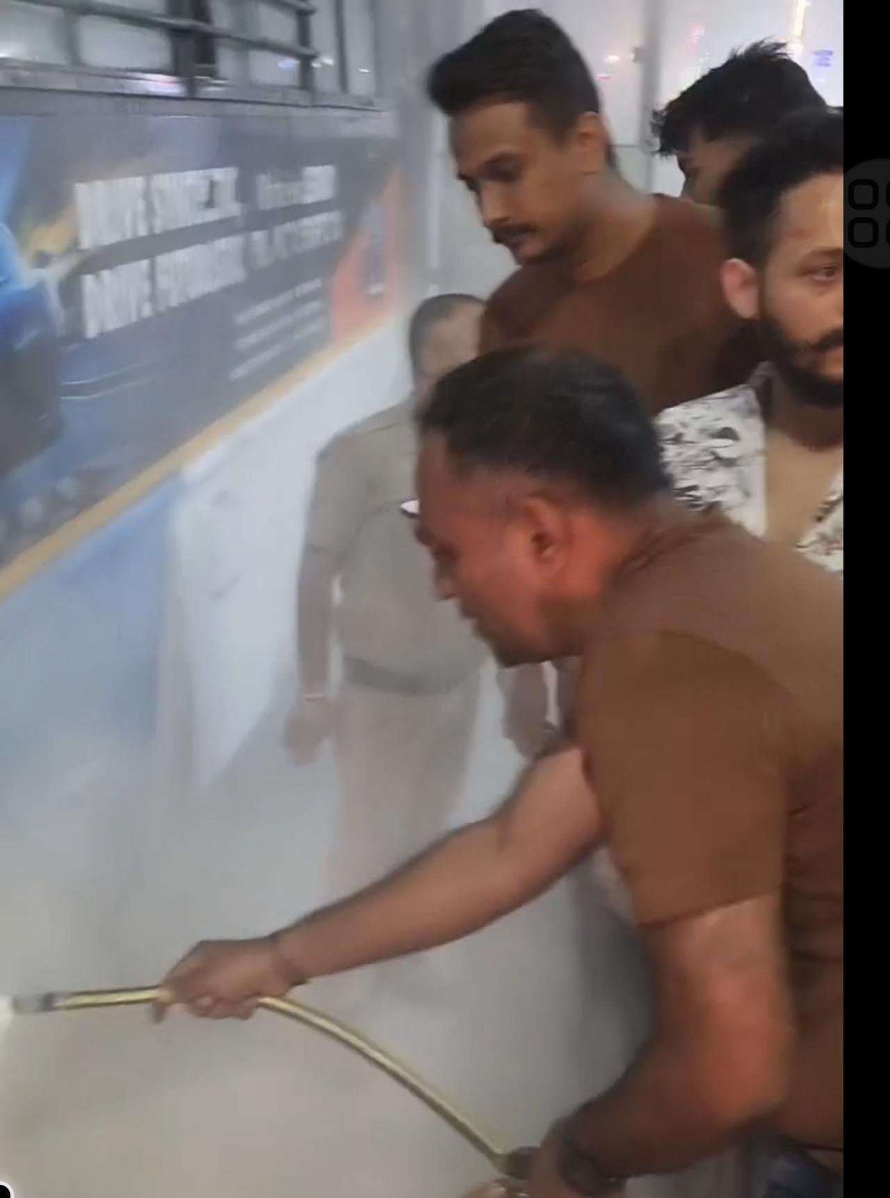 खाकी की सतर्कता से टला बड़ा हादसा: एसएसपी नैनीताल ने चलती रोडवेज बस रुकवाकर बुझाई आग, 10 यात्री