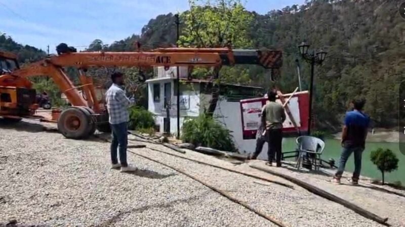 कुमाऊं आयुक्त के निर्देश पर खुर्पाताल में अतिक्रमण ध्वस्त, अभियान जारी