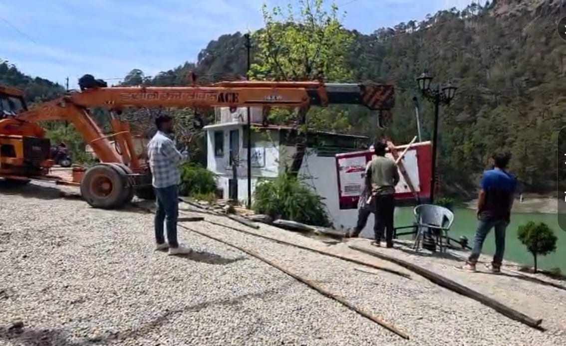 कुमाऊं आयुक्त के निर्देश पर खुर्पाताल में अतिक्रमण ध्वस्त, अभियान जारी