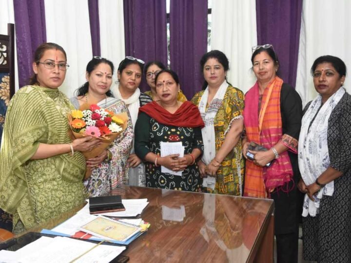 आंगनबाड़ी कार्यकत्रियों ने कैबिनेट मंत्री रेखा आर्या से की मुलाकात, समस्याओं के समाधान का मिला आश्वासन