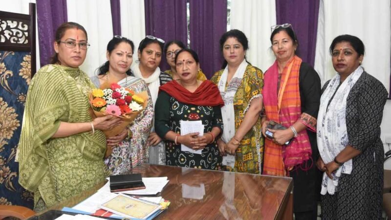 आंगनबाड़ी कार्यकत्रियों ने कैबिनेट मंत्री रेखा आर्या से की मुलाकात, समस्याओं के समाधान का मिला आश्वासन