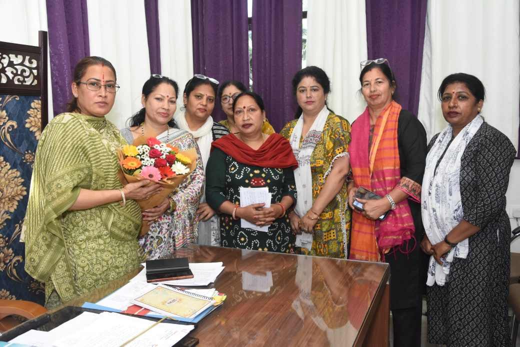 आंगनबाड़ी कार्यकत्रियों ने कैबिनेट मंत्री रेखा आर्या से की मुलाकात, समस्याओं के समाधान का मिला आश्वासन