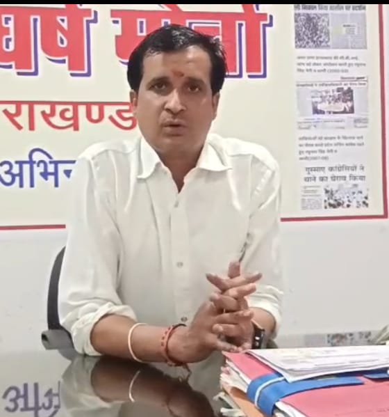अंबाड़ी सड़क निर्माण पर सियासत तेज, जन संघर्ष मोर्चा ने विधायक पर लगाया श्रेय लेने का आरोप