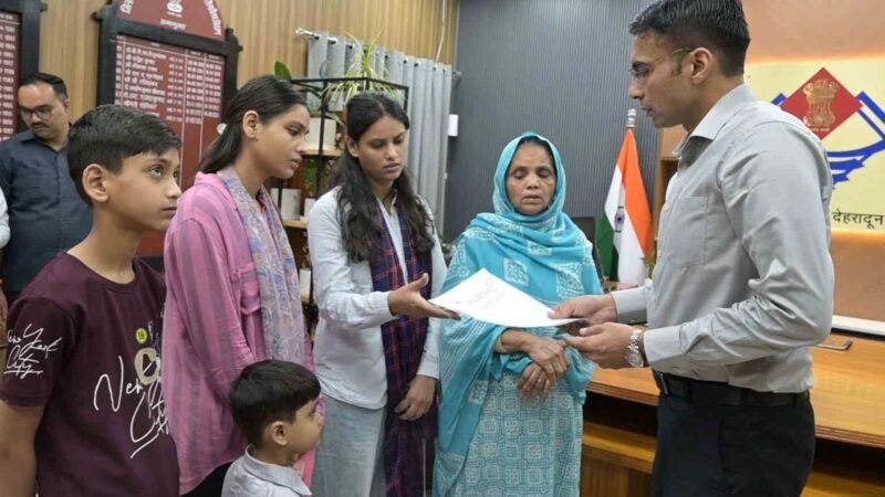 डीएम सविन बंसल की पहल, विधवा क्षमा परवीन का ऋण ओटीएस से निस्तारित, शेष राशि भी कराई जमा