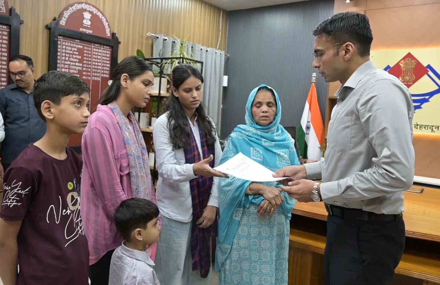 डीएम सविन बंसल की पहल, विधवा क्षमा परवीन का ऋण ओटीएस से निस्तारित, शेष राशि भी कराई जमा