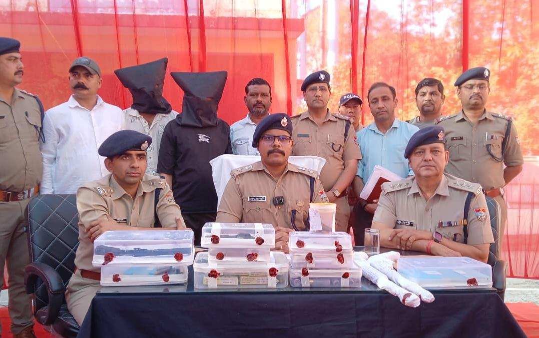 ऊधमसिंहनगर पुलिस का बड़ा एक्शन: जम्मू-कश्मीर तक हथियार सप्लाई करने वाले दो तस्कर गिरफ्तार, भारी असलहा बरामद
