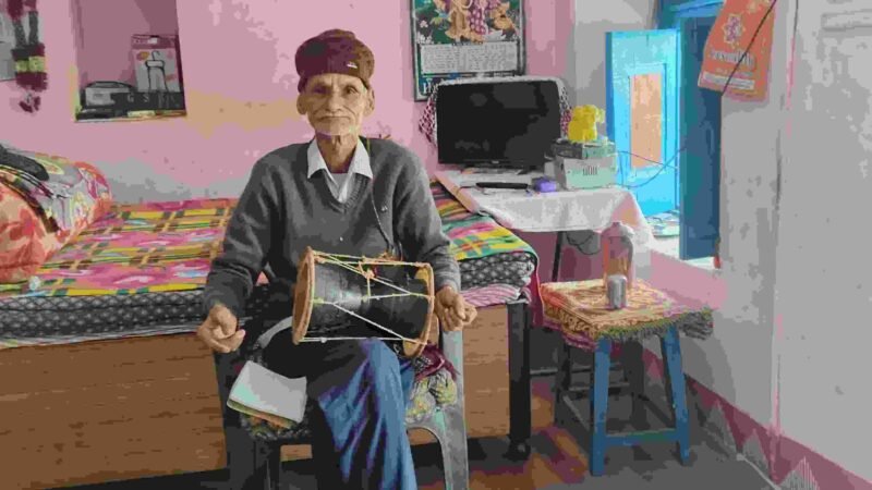 अल्मोड़ा के लोककलाकार गुसाई सिंह राणा के गीतों की सोशल मीडिया पर धूम, सांस्कृतिक मंचों पर बुलाने की मांग