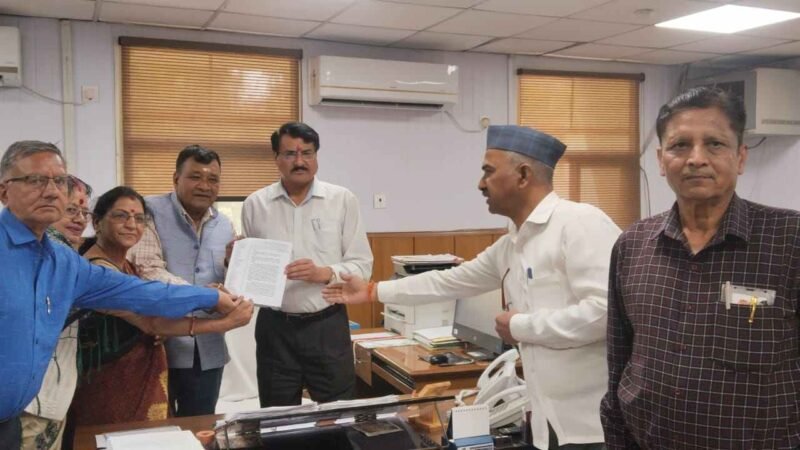 डीएम सविन बंसल के स्थानांतरण का विरोध, संयुक्त नागरिक संगठन ने सौंपा ज्ञापन